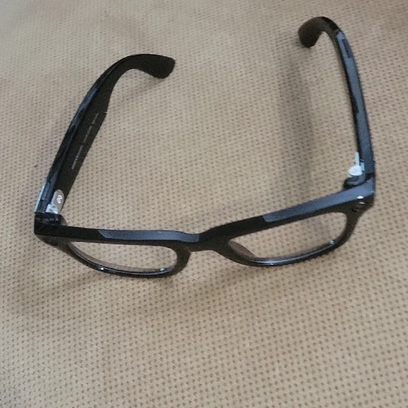 Ray-Ban Meta Glasses With Beige Case And Charger - Picture 4 of 14